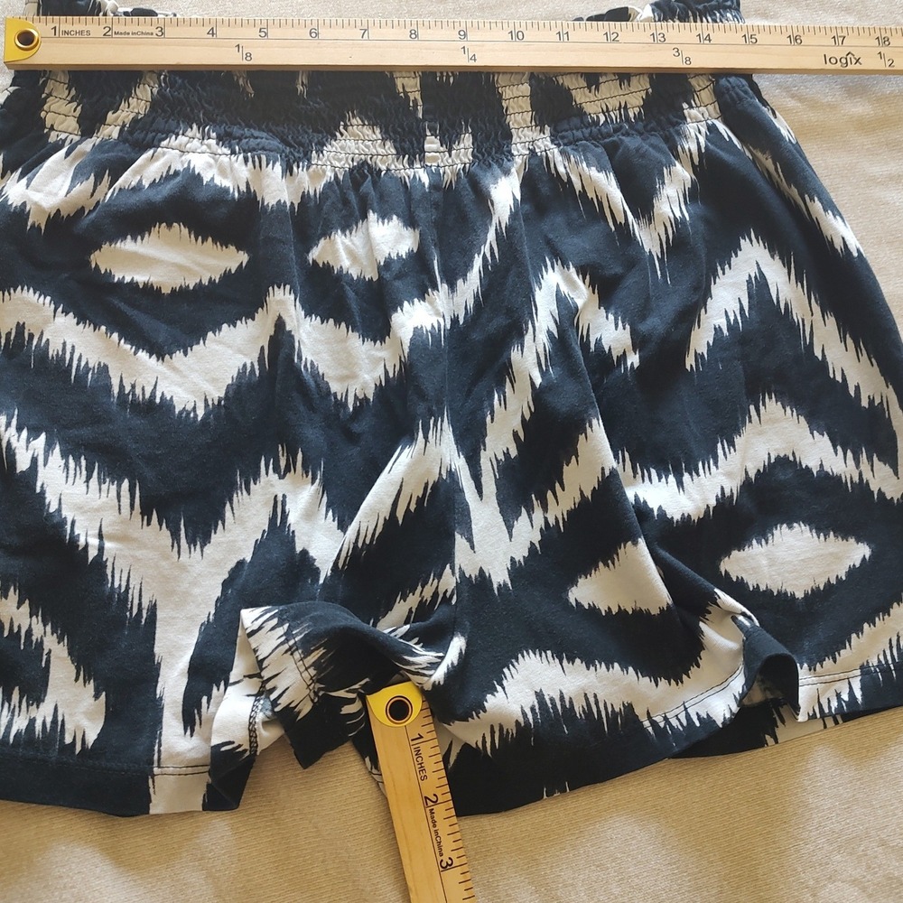 HM Women Black White Ikat Chevron Smocked Waist Cotton Shorts Large P/N 11717467
